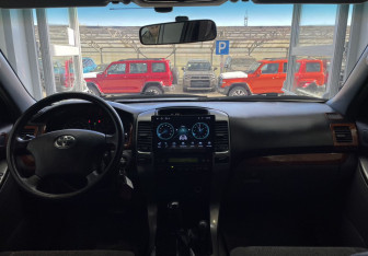 Подержанный автомобиль Toyota Land Cruiser Prado 2008 года (10 фото)