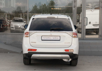 Подержанный автомобиль Mitsubishi Outlander 2014 года (6 фото)