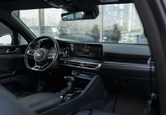 Подержанный автомобиль Kia K5 2021 года (10 фото)