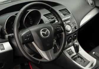 Подержанный автомобиль Mazda 3 Sedan 2011 года (11 фото)