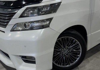 Подержанный автомобиль Toyota Vellfire 2008 года (2 фото)