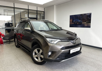 Подержанный автомобиль Toyota RAV4 2017 года (3 фото)