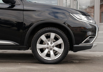 Подержанный автомобиль Mitsubishi Outlander 2015 года (9 фото)