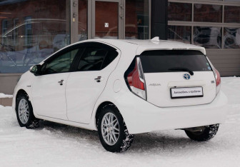 Подержанный автомобиль Toyota Aqua 2016 года (7 фото)