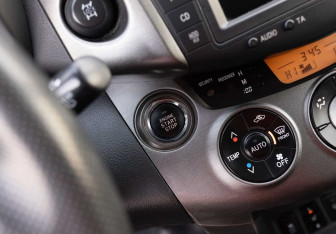 Подержанный автомобиль Toyota RAV4 2012 года (15 фото)