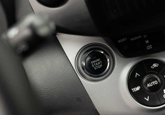 Подержанный автомобиль Toyota RAV4 2008 года (15 фото)