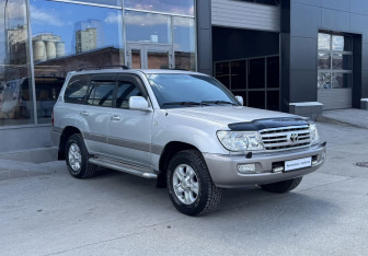 Подержанный автомобиль Toyota Land Cruiser Suv 2006 года (3 фото)