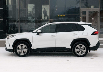 Подержанный автомобиль Toyota RAV4 2020 года (8 фото)
