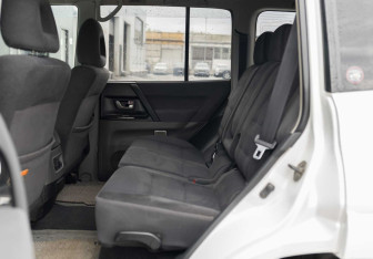 Подержанный автомобиль Mitsubishi Pajero 2003 года (19 фото)