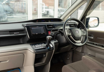 Подержанный автомобиль Honda Stepwgn 2016 года (10 фото)
