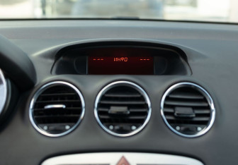 Подержанный автомобиль Peugeot 408 2012 года (13 фото)