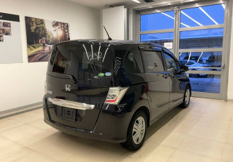 Подержанный автомобиль Honda Freed 2012 года (4 фото)
