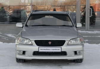 Подержанный автомобиль Toyota Altezza Sedan 2002 года (2 фото)