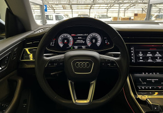 Подержанный автомобиль Audi Q8 2020 года (12 фото)