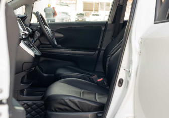 Подержанный автомобиль Toyota Wish Minivan 2013 года (17 фото)