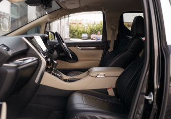 Подержанный автомобиль Toyota Alphard 2018 года (21 фото)