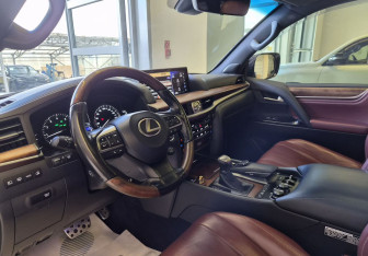 Подержанный автомобиль Lexus LX 2017 года (9 фото)