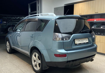 Подержанный автомобиль Mitsubishi Outlander 2008 года (7 фото)