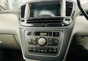 Подержанный автомобиль Toyota Nadia 2001 года (12 фото)