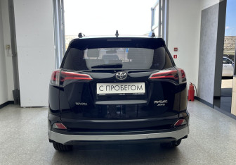 Подержанный автомобиль Toyota RAV4 2017 года (5 фото)