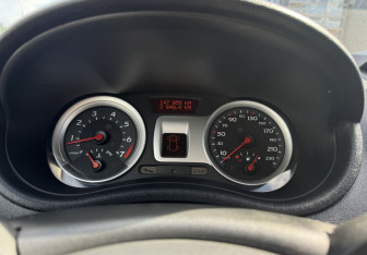 Подержанный автомобиль Renault Clio Hatchback 2007 года (13 фото)