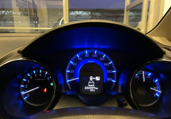 Подержанный автомобиль Honda Fit Shuttle 2012 года (10 фото)