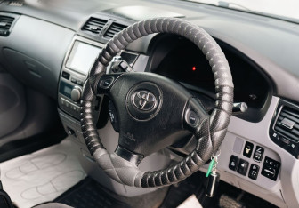 Подержанный автомобиль Toyota Ipsum 2001 года (11 фото)