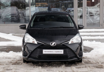 Подержанный автомобиль Toyota Vitz 2019 года (2 фото)