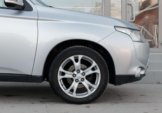 Подержанный автомобиль Mitsubishi Outlander 2012 года (9 фото)