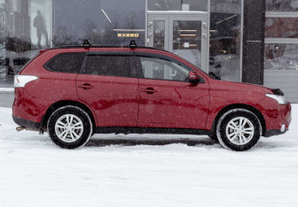 Подержанный автомобиль Mitsubishi Outlander 2013 года (4 фото)