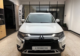 Подержанный автомобиль Mitsubishi Outlander 2021 года (3 фото)