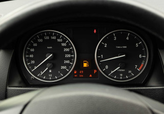 Подержанный автомобиль BMW X1 2011 года (13 фото)