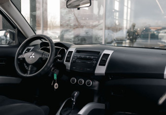 Подержанный автомобиль Mitsubishi Outlander 2007 года (10 фото)