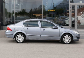 Подержанный автомобиль Opel Astra Sedan 2008 года (4 фото)
