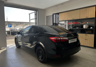 Подержанный автомобиль Toyota Corolla Sedan 2014 года (6 фото)