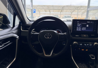 Подержанный автомобиль Toyota RAV4 2021 года (11 фото)