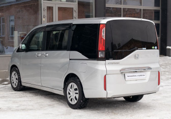 Подержанный автомобиль Honda Stepwgn 2019 года (7 фото)
