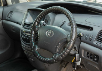 Подержанный автомобиль Toyota Estima 2005 года (11 фото)
