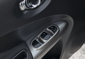 Подержанный автомобиль Nissan Juke 2012 года (16 фото)