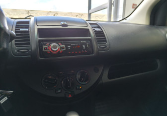 Подержанный автомобиль Nissan Note 2007 года (12 фото)